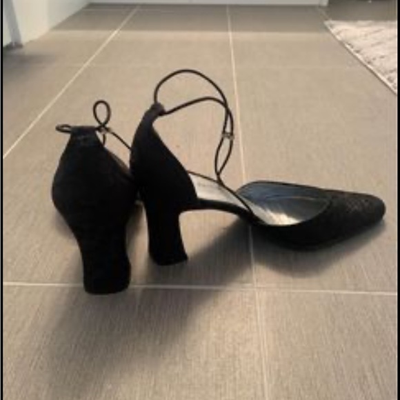 Black lace pointed heels great condition barley worn - Picture 2 of 3